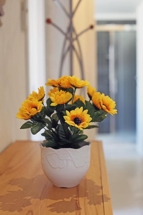 Flower Apartments Bardolino Exterior photo